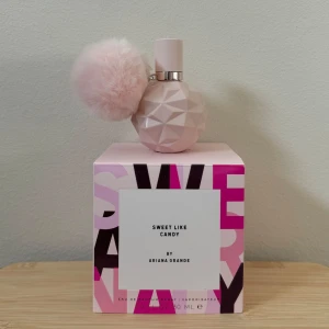 Sweet Like Candy - SLC av Ariana Grande. Uppskattningsvis 90% kvar. Nypris 595kr. 