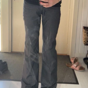 Low waist bootcut kostymbyxor - Gråa Low waisted bootcut kostymbyxor från Marc Jacobs! Säljer då de inte är min stil längre och rensar garderoben. Inget fel på dem annars! Pris är diskuterbart