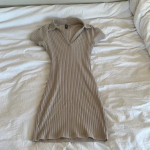 Sommarklänning - Superfin klänning i mycket bra skick som passar perfekt till sommaren. Den är i storlek S men skulle säga att den passar allt från XS-M då den är stretchig. Hör av er för fler bilder eller om ni har frågor!