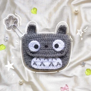 Totoro Mini Pouch Wallet 🎐 - Supersöt plånboks pouch av Totoro med stjärnformad charm. Perfekt att förvara kort, nycklar, läppglans och stängs med kardborreband! 💌 Frakt 22kr via swish eller använd KÖP NU! Postas inom 2 dagar efter betalning 🤗