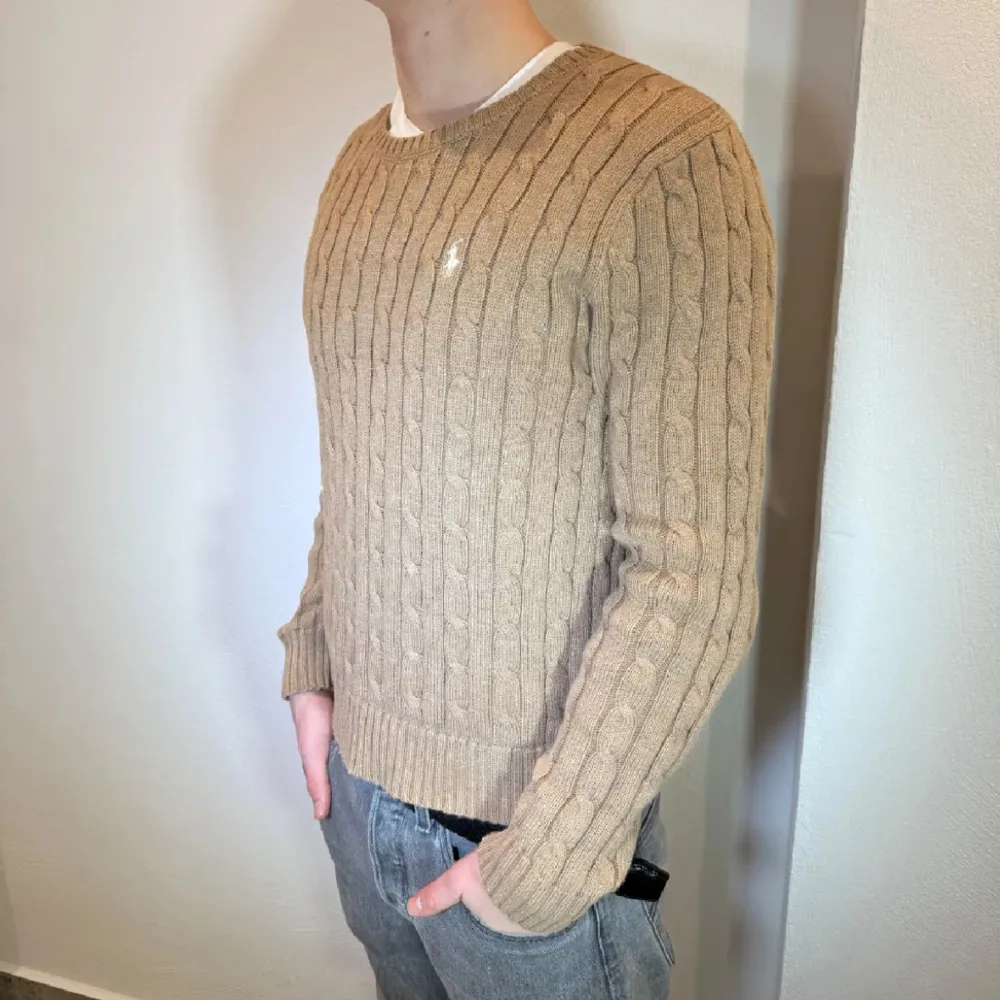 Säljer min stickade Ralph Lauren tröja, 10/10 skick, barnstorlek L men passar S herr, första 2 bilderna är lånade men det är exakt samma tröja i samma storlek, modellen är 170/60kg, perfekt inför våren!. Neuleet.