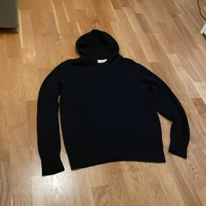 Marinblå cashmere hoodie  - Säljer en sjukt snygg cashmere hoodie i topp skick. Kan gå ned i pris vid snabb affär men skambud ignoreras. Skriv vid frågor och funderingar! Skickas inom 24 timmar!