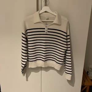 Stickad tröja  - Stickad tröja från Lindex kids. Storlek 158/164. Helt ny med lapparna kvar. Nypris 349:- 