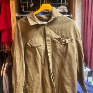 Vår overshirt - Perfekt till våren. Bra skick. Inga defekter på den. Den är från weekday och är storlel L. 