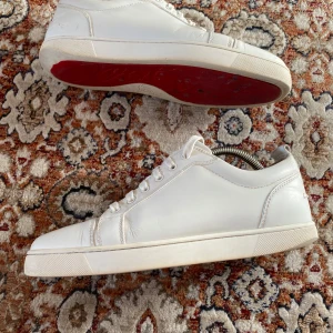 Christian Louboutins  - Hej! Säljer nu mina skor från märket Christian Louboutin , storlek 43, slitet skick. Givetvis äkta, Tveka inte på att höra av dig om du har frågor eller funderingar kring skorna!