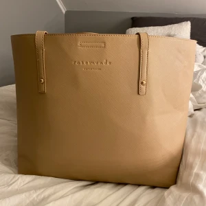 Beige väska från Rosemunde - nyskick