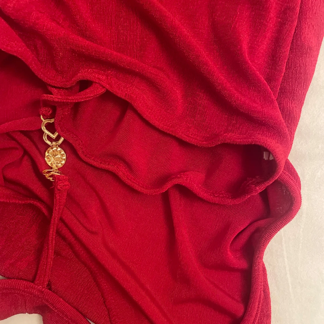 Röd halterneck topp med gulddetaljer - 3