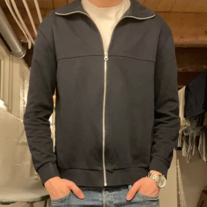 Mörkblå zip - Snygg mörkblå zip tröja. Perfekt för en avslappnad stil. Passar till nästan allt.