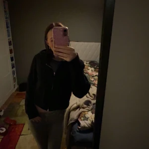 Svart tröja från FB Sister - Säljer en svart tröja från FB Sister. Jackan har en dragkedja framtill och långa ärmar. Perfekt för en stilren look. Det står XL men den sitter som en XS då jag har S och XS på alla andra tröjor. Pris kan diskuteras 