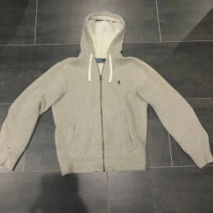 Ralph lauren zip hoodie  - Säljer nu denna helt nya zip hoodien. Den är i topp kvalite och syns inte på andvändning och inget fel på den. Den är i skick 10/10 och passar perfekt om du är mellan 165-175🙌 med mera frågor är det bara att skriva, jag svarar så fort jag kan! 