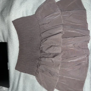 Lila kjol från Neo Noir - Säljer en lila kjol från Neo Noir. Kjolen har en volangdetalj och en elastisk midja. Knappt använd 