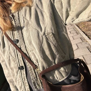 Grön quiltad jacka - Säljer en grön quiltad jacka från zara!! nyskick med lappen kvar, nypris 559kr, svag vit fläck på armen