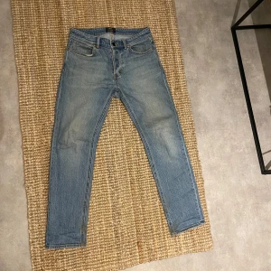 Blå jeans från Neuw Stockholm  - Snygga blå jeans, de har en rak passform och är i mycket gott skick. Använda ett fåtal gånger varsamt.