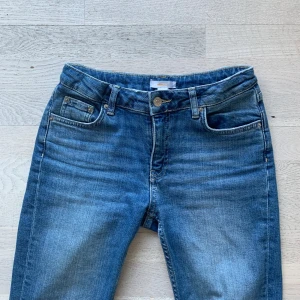 Låga blåa bootcut jeans - Säljer dessa ursnygga low waist bootcut jeans från Gina Young i storlek 158 (Xs/s). Kom gärna med prisförslag!