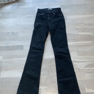 Svarta bootcut jeans från Ginatricot  - Snygga svarta bootcut jeans från Gina Tricot (Perfect Jeans) i storlek 32. De har medelhög midja och är mycket fint utsvängda ❤️ Ge gärna prisförslag!!