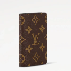 Brun plånbok från Louis Vuitton ny pris 4100kr - Säljer en elegant brun plånbok från Louis Vuitton med det klassiska monogrammönstret. Plånboken har flera kortfack och en stilren design som passar perfekt för den modeintresserade. Perfekt accessoar för att hålla ordning på dina kort och kontanter. 💰 plånboken är 100% äkta ny priset på plånboken är 4100kr