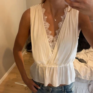 Silkes topp med spets  - Super snygg silkes topp med spets detaljer🤍🌟