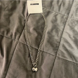 Silverfärgat halsband med hjärthänge Edblad - JÄTTE FINT HALSBAND💕 Säljs inte längre, köpte de för 800kr
