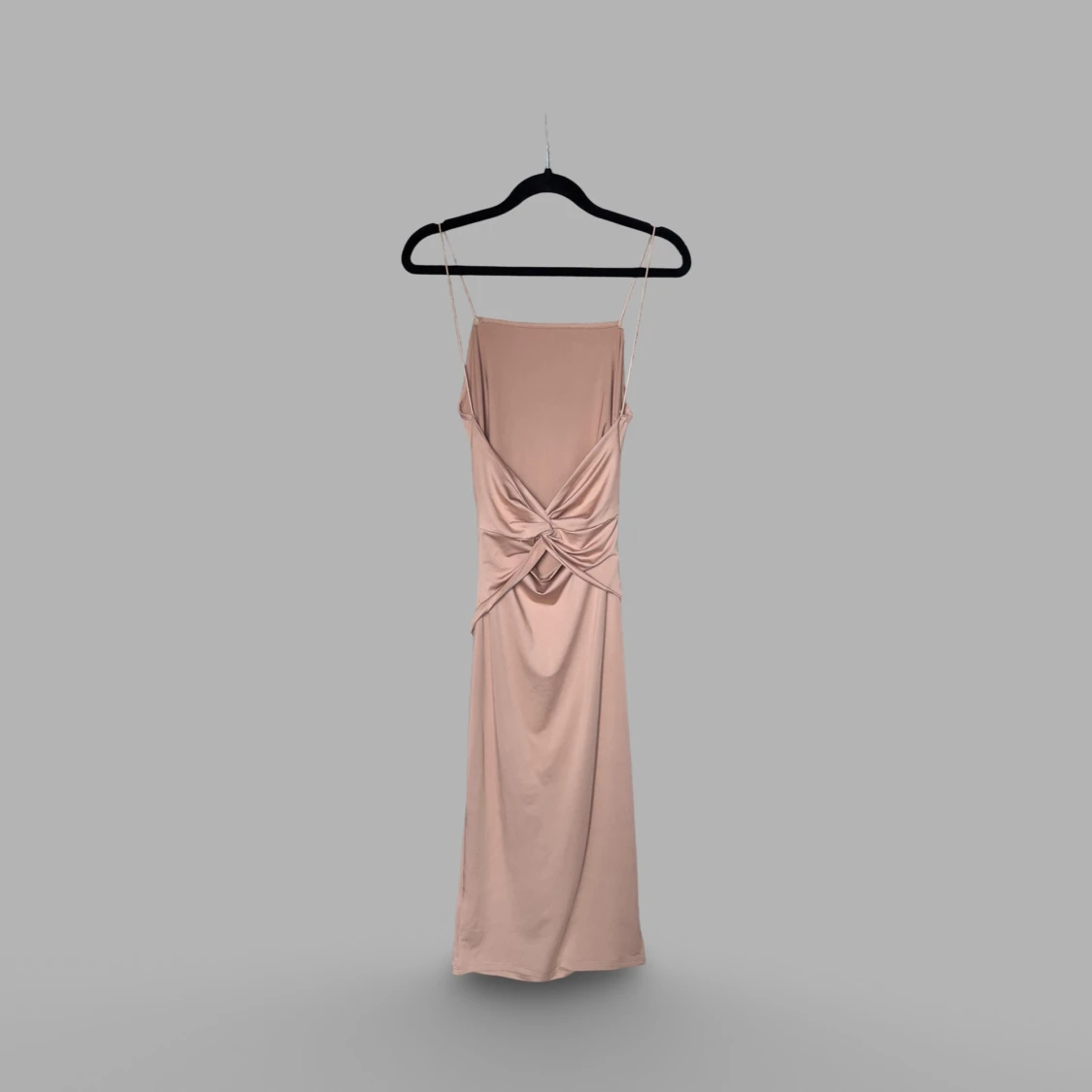 Champagnefärgad långklänning med urringad rygg - 1