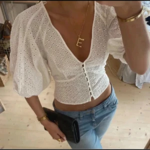 Broderad blus - Vit broderad blus med puffärmar