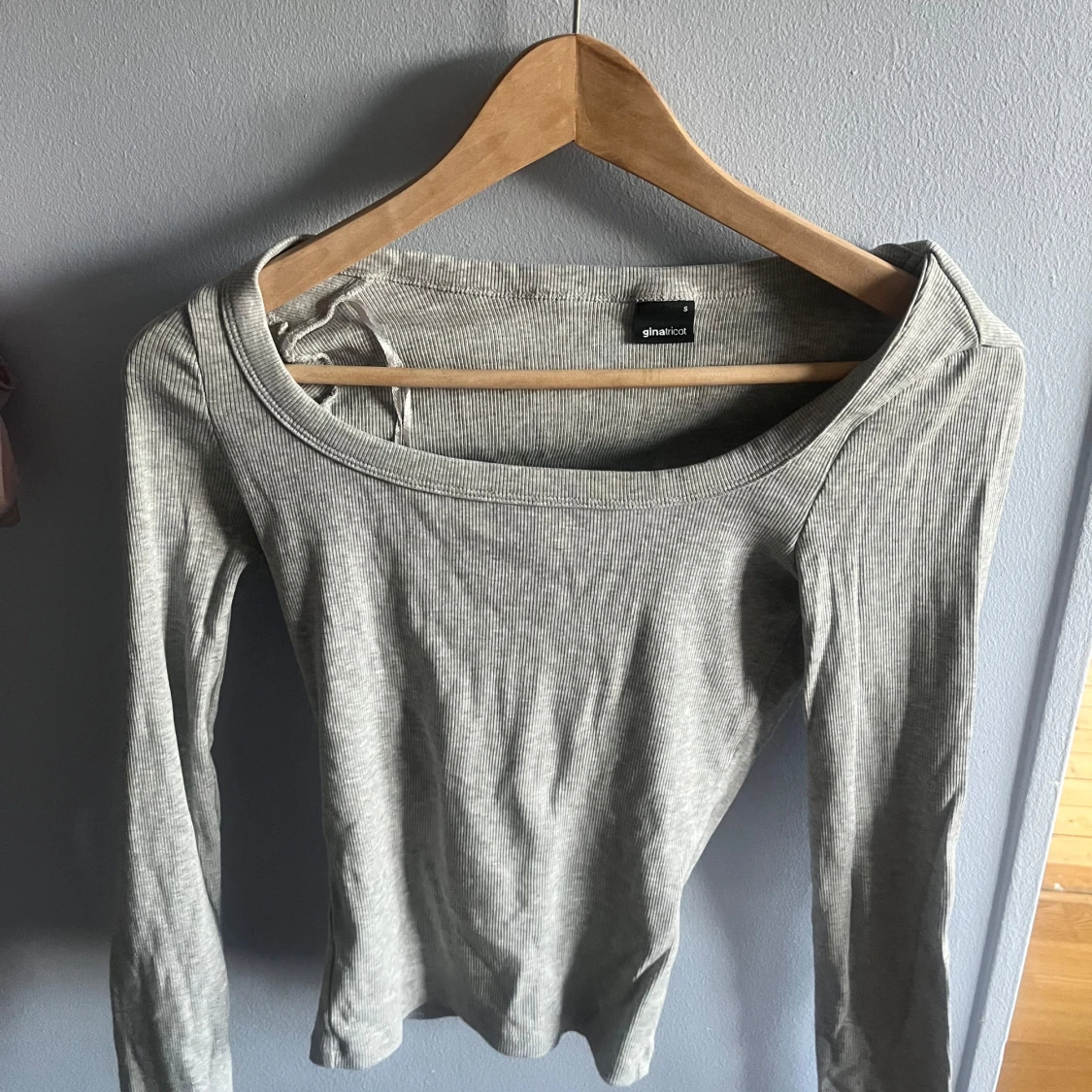 Grå ribbad långärmad tröja Gina Tricot