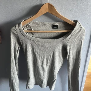 Grå ribbad långärmad tröja Gina Tricot - Säljer en grå långärmad tröja från Gina Tricot i storlek S. Tröjan har en ribbad struktur och en rundad halsringning. Säljer då jag knappt använder den, dock är den väldigt fin och sitter bra på!! Använt miiindre än 5 gånger.