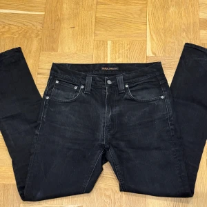 Svarta jeans från Nudie Jeans Co, 29/30 - Snygga svarta jeans från Nudie Jeans Co i storlek 29/30. Bra skick. Hör av er vid frågor eller funderingar.