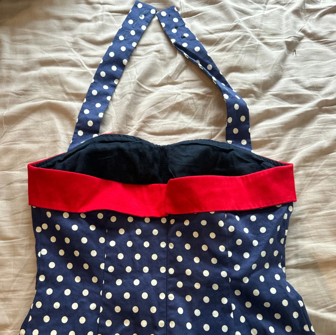 Prickig blå korsett med röd krage - 1