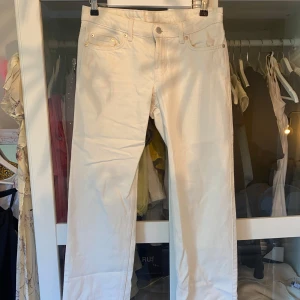 Vita raka jeans Arrow (Weekday) - Snygga vita jeans i modellen Arrow med klassisk femficksdesign och raka ben. Knappt använda!