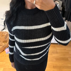 Stickad tröja randig - Säljer nu denna mysiga tröja perfekt nu till hösten. Tveka inte på att höra av dig om intresse finns💖