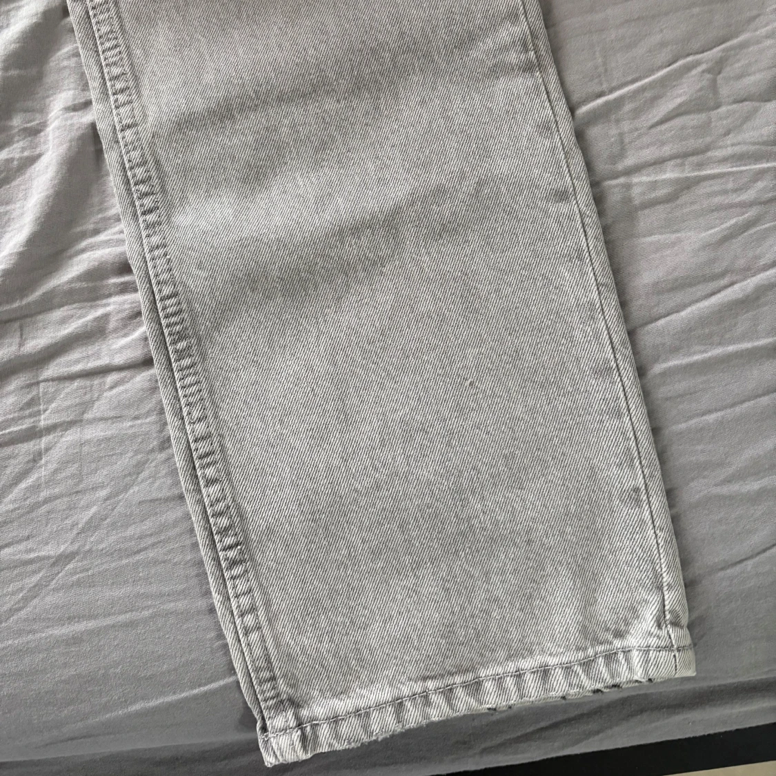 Grå jeans från ginatricot - 3