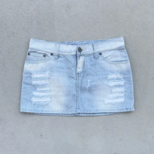 Lågmidjad ljusblå jeanskjol med revor - snygg vintage y2k minikjol i nyskick 💜läs min sida för mer info