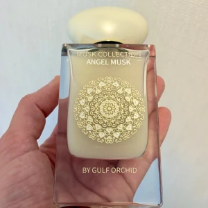 Gulf Orchid Angel Musk 100 ml - Angel Musk från Gulf Orchid Musk Collection. 100 ml. Sprayad 10 gånger direkt från kartongen och därefter förvarad mörkt och svalt för att mogna. Precis som man ska göra med arabiska parfymer. Kommer i originalförpackningen.