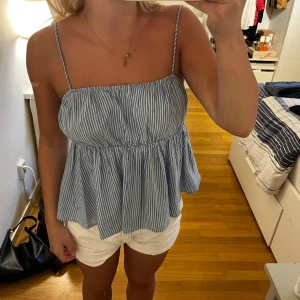 randig topp - söt blå/vit randig topp💖💖