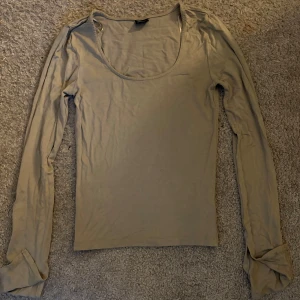 Ljusgrön långärmad tröja med slits - Storlek S. Och använd ett få tal gånger 