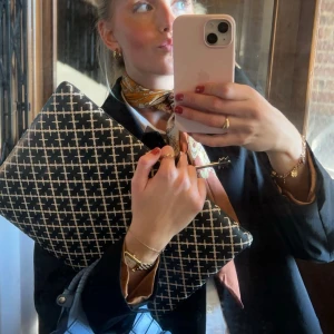 Datorfodral från Malene Birger  - Säljer mitt 2år gamla datorfodral från Malene Birger då jag köpt en mindre dator. Inga defekter på fodralet utan det är i superbra skick! Passar 15’ datorer. Nypris 1600kr