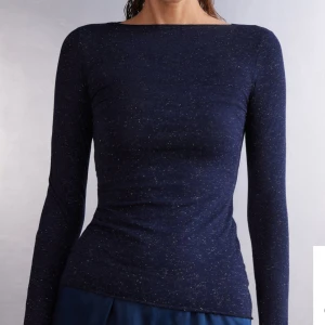Marinblå långärmad tröja - Slimmad marinblå långärmad tröja från intimissimi med silver detaljer