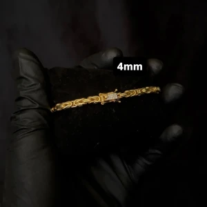 Kejsarlänk Armband Äkta 14K Guldplätering 4mm - Exklusiv kejsarlänk i 14K guldplätering! Utrustad med ett exklusivt diamant kistlås och stämpel 14K för en exklusiv känsla och look! Låset har 18st hand-set VVS-D CZ stenar på! Finns i storlek 19.5 och 20.5cm. Vänligen kontakta mig innan köp angående vilken storlek ni ska ha, OBS foto ex är 20.5cm, vikt kan variera något från kedja till kedja samt pga längd.