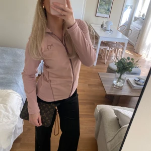 Kari Traa fleecetröja  -  Säljer denna superfina Kari Traa fleecetröja💗Nypris 500kr. Storlek S