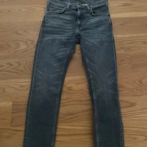 Lean Dean Nudie Jeans - Snygga mörk gråa sjeans från Nudie Jeans i storlek 32/30. Har inte använt mycket alls. Pris kan diskuteras kan också bytas mot något annat. Nypris 1300