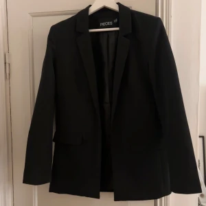 Kavaj - Superfin kavaj från pieces i storlek xs. Använd fåtal gånger. Nypris 599💓
