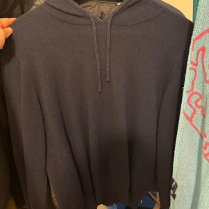 Sayless cashmir hoodie  - Säljer min cashmir hoodie från märket sayless. Den är knappast använd och i storlek S. Priset är ej hugget i sten. 