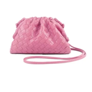 Clutch bag - Jag säljer denna coola rosa clutch väskan eller dumpling väskan som det också kallas! Man kan justera banden till vilken höjd man vill ha den i💗 Den har väldigt mycket utrymme och har inte använt den alls mycket, skriv om ni har några funderingar! Pris kan diskuteras💗