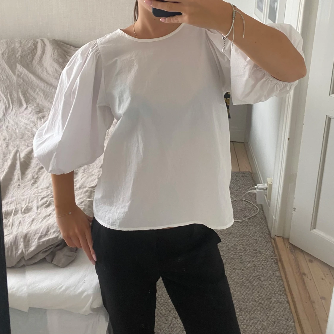 Vit blus med puffärmar och knyt - 1