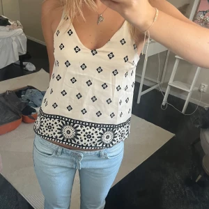 Linne  - Säljer detta linne. Kontakta vid frågor eller intresse❣️(Strl S men passar mig som vanligtvis bär S)