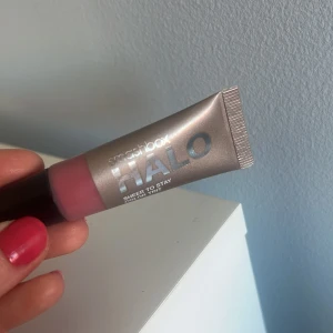 Smashbox Halo Sheer To Stay Wisteria - Smashbox Halo Sheer To Stay Color Tint i färgen Wisteria, en mjuk rosa-lila ton. Tuben innehåller 10 ml och funkar både som läppstift och rouge. Krämig formula som är lätt att blenda ut på både läppar och kinder. Använts någon enstaka gång.