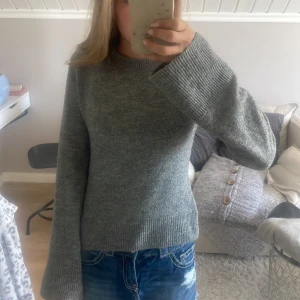 Stickad tröja - Super fin stickad tröja med utsvängd ärm 