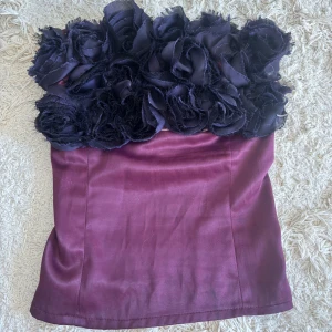 Vinröd tubtopp med svarta blommor - Supersnygg, secondhand