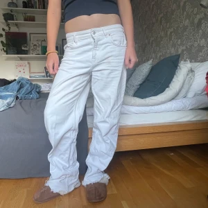 Vita vida jeans - Säljer dessa baggy jeans från Zara men köpta second hand. I fint skick, förutom några små fläckar som går att tvätta bort. I storlek 38 för en mer lös look på någon som har mindre storlek