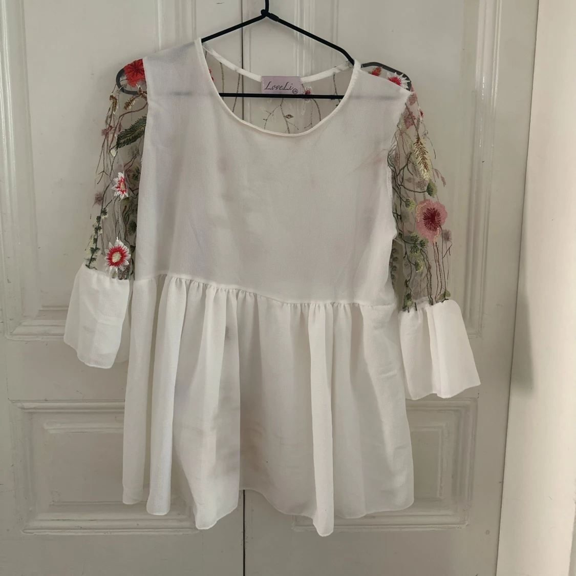 Vit blus med broderade blommor - 1